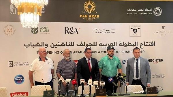 سائح يحمل مضربًا.. لماذا تراهن دول العالم على سياحة الجولف؟