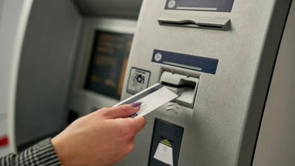 رسوم السحب النقدي من ماكينات ATM .. تعرّف عليها