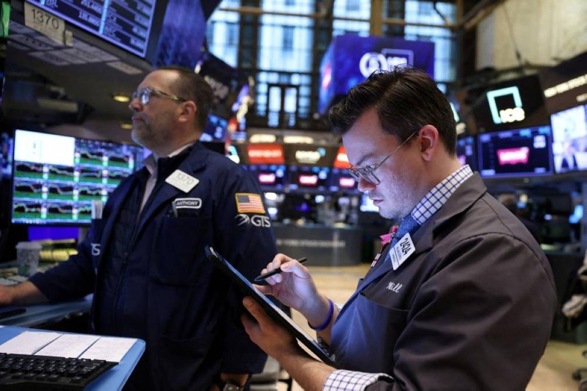 Investors brace for possible r...