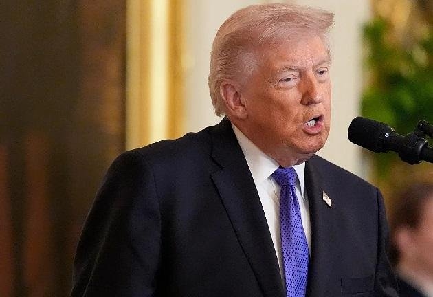 ماذا قال ترامب عن واقعة ضبط المشتبه بهم قرب قاعدة جوية أمريكية في بريطانيا؟