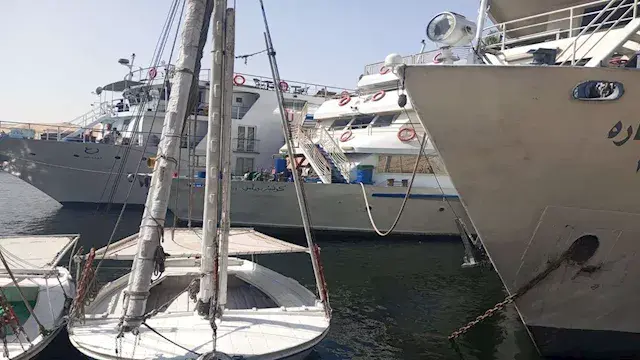 إجراءات قانونية ضد عائمة سياحية بسبب الصرف المباشر على النيل بأسوان