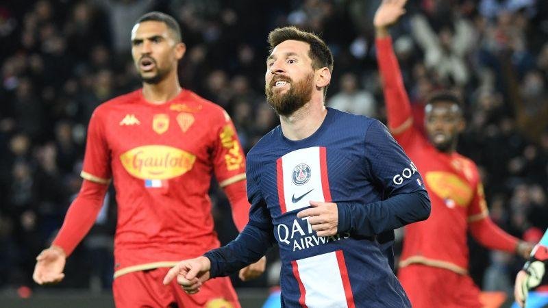 Lionel Messi scores for Paris...