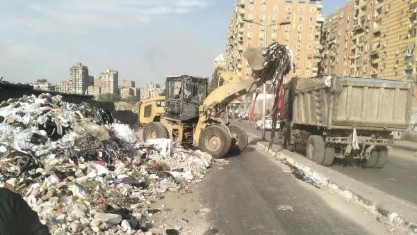 رفع 1100 طن مخلفات الرتش بشارع التأمينات وخلف موقف البوهي والسكة الحديد بإمبابة