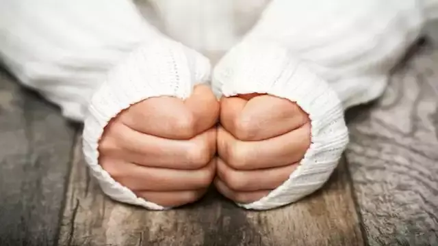 لماذا يشعر البعض بالبرد أكثر من غيرهم رغم وجودهم في المكان نفسه؟