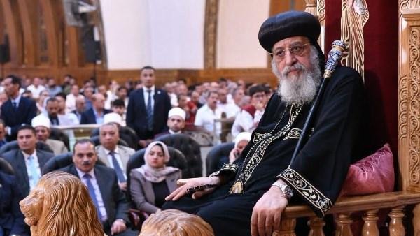البابا تواضروس يستكمل «قوانين روحية للحياة» .. ويؤكد: الصليب علامة الحب الكامل .. صور