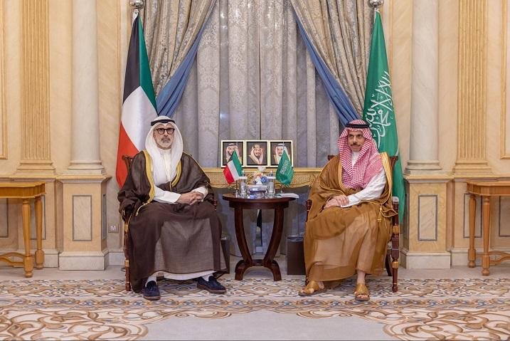 وزير الخارجية الكويتي يدعو إلى موقف دولي حازم إزاء الاعتداءات الحوثية على السعودية