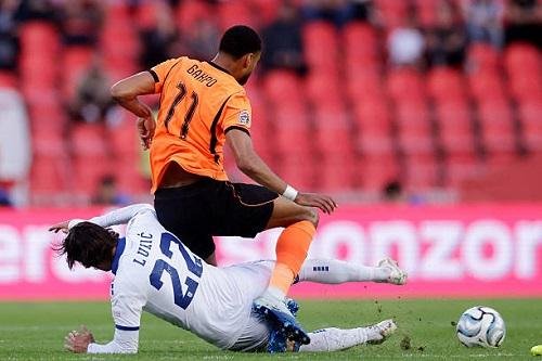 ضربة جديدة لليفربول.. جاكبو يغادر مباراة هولندا وصربيا مصابا