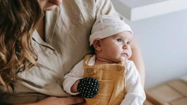 بعد انخفاض الحرارة.. 5 أخطاء تزيد فرص إصابة الطفل بالبرد