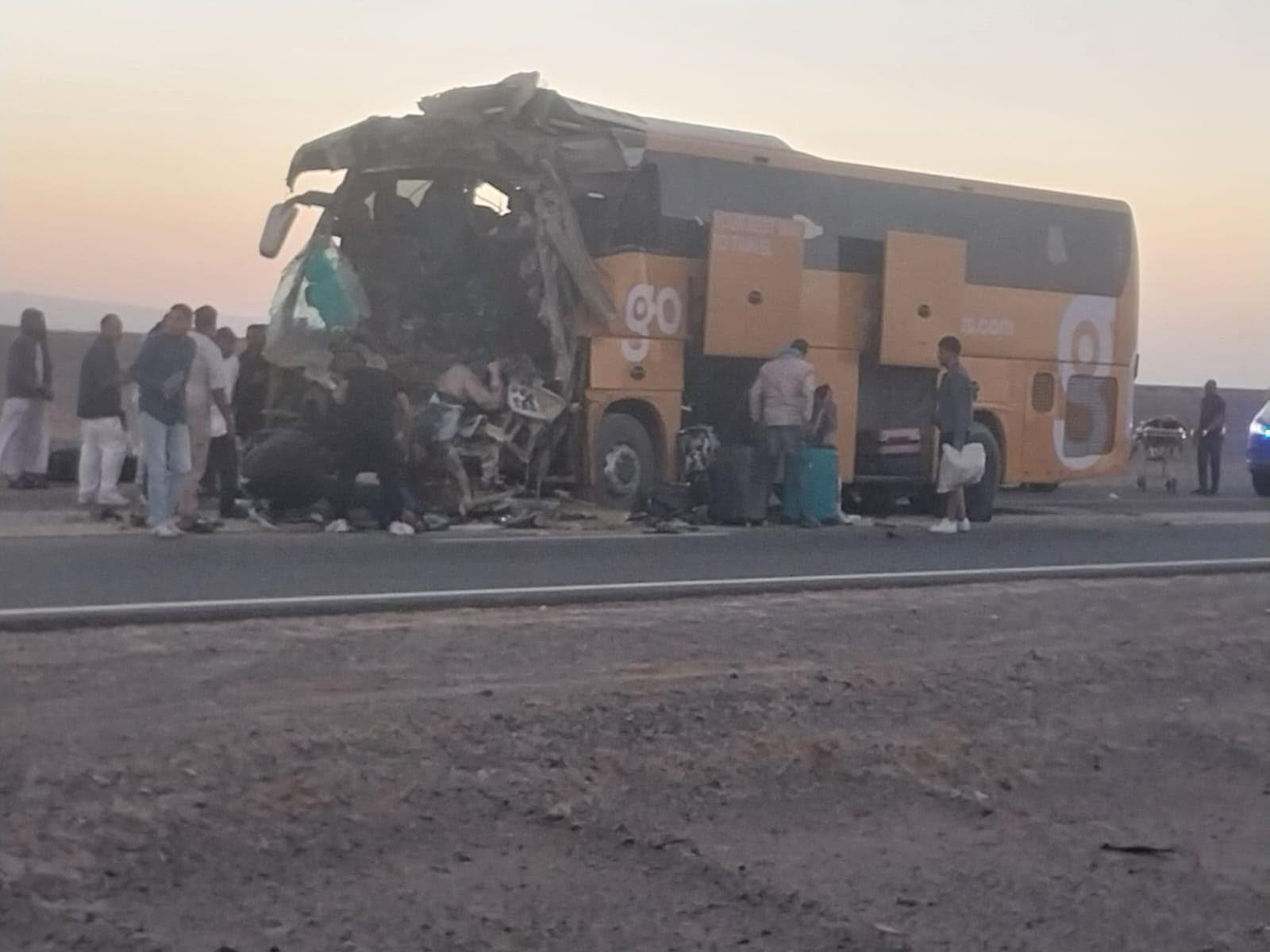 مصرع شخصين وإصابة 28 آخرين إثر تصادم أتوبيس وتريلا بطريق الغردقة – رأس غارب