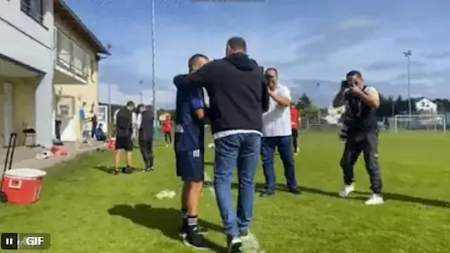 لقطة طريفة تجمع بين الخطيب وأف...