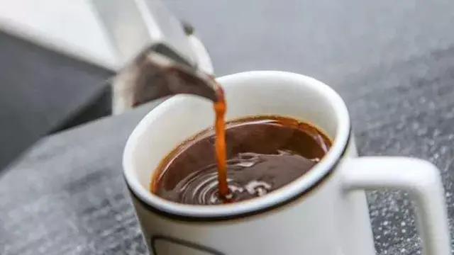 متى تتوقف عن شرب القهوة لتجنب الأرق؟