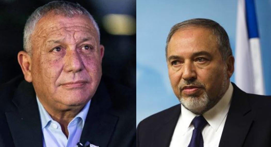 ليبرمان يتهم آيزنكوت بالسعي لتشكيل حكومة مع نتنياهو والأحزاب الحريدية