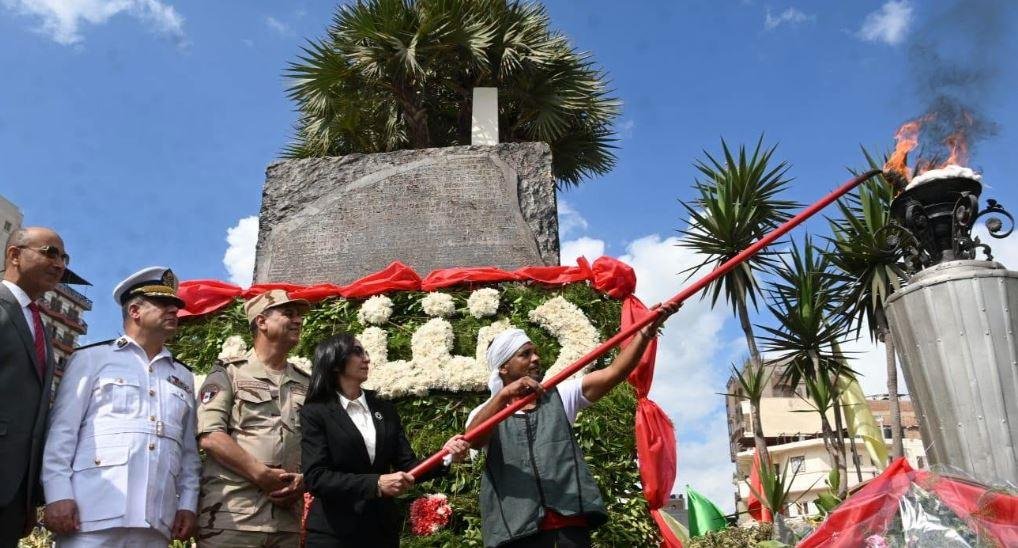 محافظ البحيرة توقد الشعلة من ميدان رشيد إيذانا بانطلاق احتفالات العيد القومي