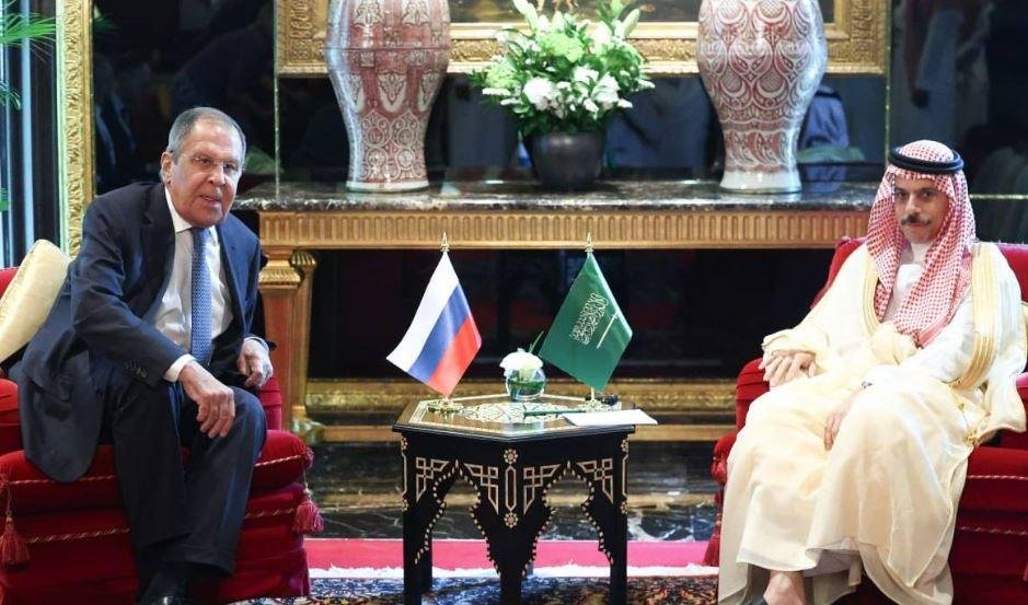 وزيرا خارجية السعودية وروسيا يبحثان التصعيد باليمن وأمن الملاحة في هرمز وباب المندب