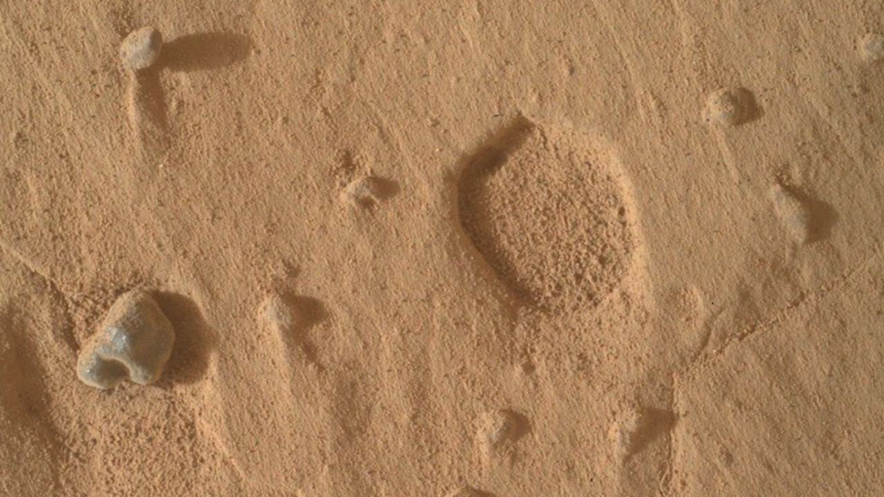 Curiosity rover spots odd 'foo...