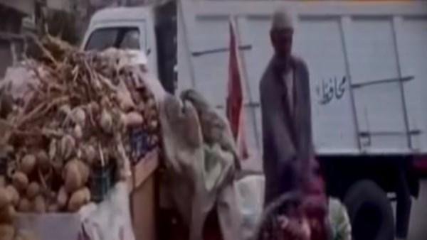 بائع خضار يرمي بضاعته على الأرض بعد إزالة فرشته في مشهد يثير التفاعل