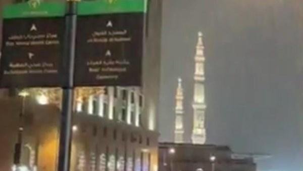 طقس السعودية.. أمطار غزيرة تغمر أنحاء المدينة المنورة والمسجد النبوي | شاهد