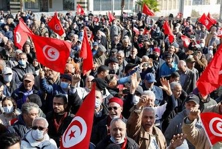 آلاف التونسيين يتظاهرون احتجاجا على سياسات الرئيس قيس سعيد ويتمسكون بالحريات