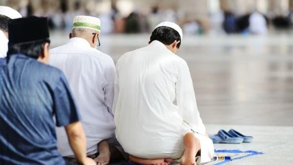 هل يجوز الإسراع في الصلاة خوفا من خروج وقتها؟.. الإفتاء تجيب