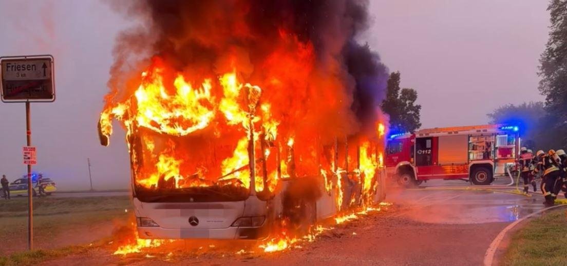 احتراق حافلة مدرسية في ألمانيا والطلاب ينجحون في الفرار من النيران