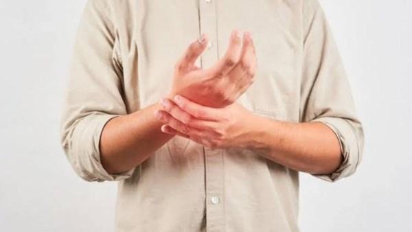 تنميل إيدك يتكرر كل يوم؟.. علامات تكشف السبب وطرق العلاج