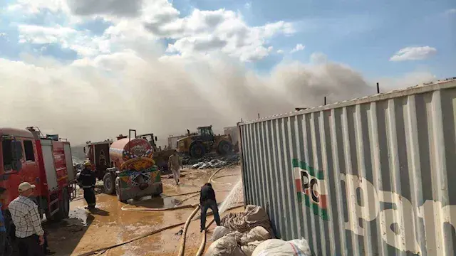 السيطرة على حريق مخلفات أقمشة بالمنطقة الصناعية بأبو خليفة (صور)
