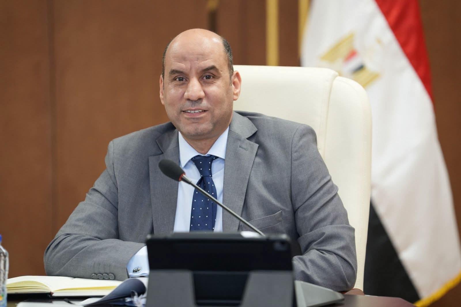وزير العمل يعتمد معايير ترخيص...