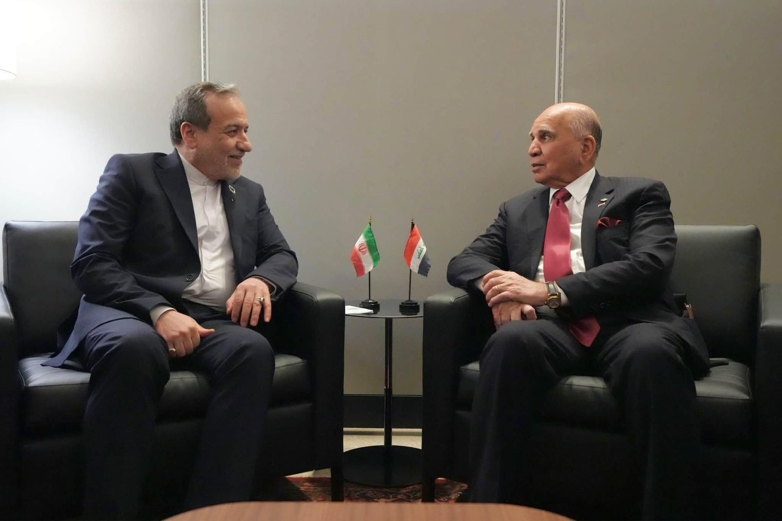 وزير الخارجية العراقي يؤكد لنظيره الإيراني أهمية استمرار الحوار لاحتواء التوترات الإقليمية