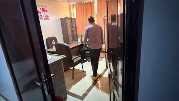 ضبط منتحل صفة طبيب نفسي وسيدة تنتحل صفة طبيبة جلدية وتجميل في الفيوم