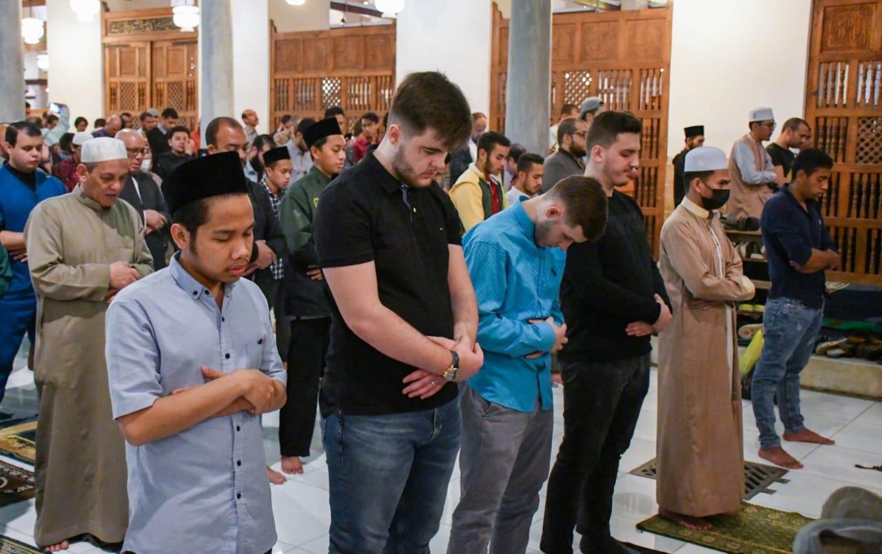 أمين الإفتاء يوضح حكم من دخل صلاة الجنازة ظانا أنها فريضة