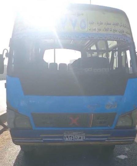 سيارة نقل جماعي تقتحم مسار الأتوبيس الترددي وتؤخر حركة الأتوبيسات على الدائري.. وسائقها تحت تأثير المخدر