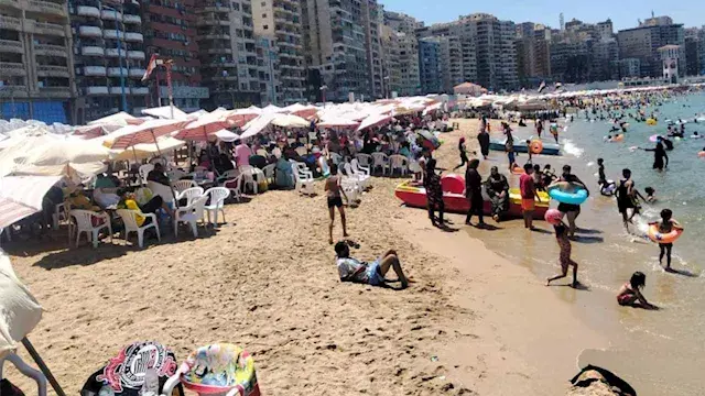 شواطئ الإسكندرية تستقبل المصطا...