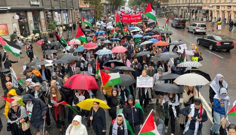 مئات يتظاهرون في ستوكهولم احتجاجًا على الإبادة الإسرائيلية في غزة: الأطفال يُقتلون.. الحرية لفلسطين