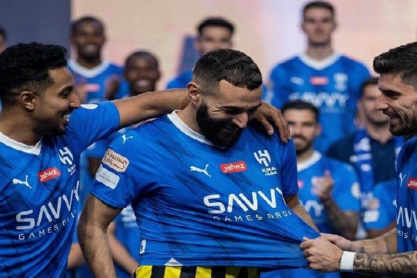 صحيفة: بند في عقد بنزيمة يمنعه من اللعب خارج السعودية حال فسخ التعاقد!