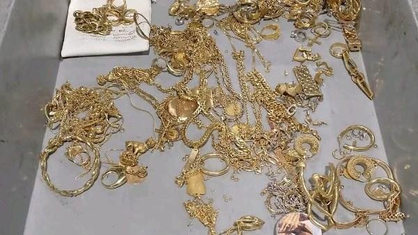 مطار القاهرة يضبط محاولتى تهريب كمية كبيرة من الأدوية والمشغولات الذهبية .. صور