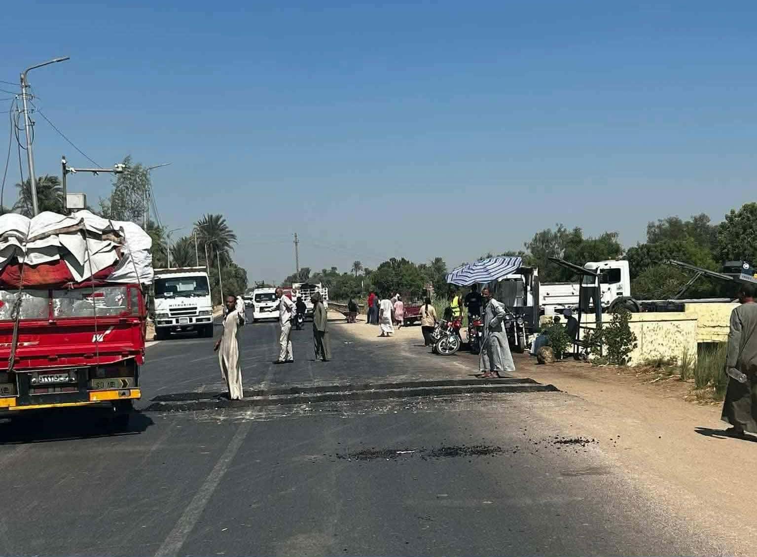 بدء أعمال إنشاء مطبات على كوبري الكساسبة وكوبري علي أبوعوض في أرمنت بالأقصر