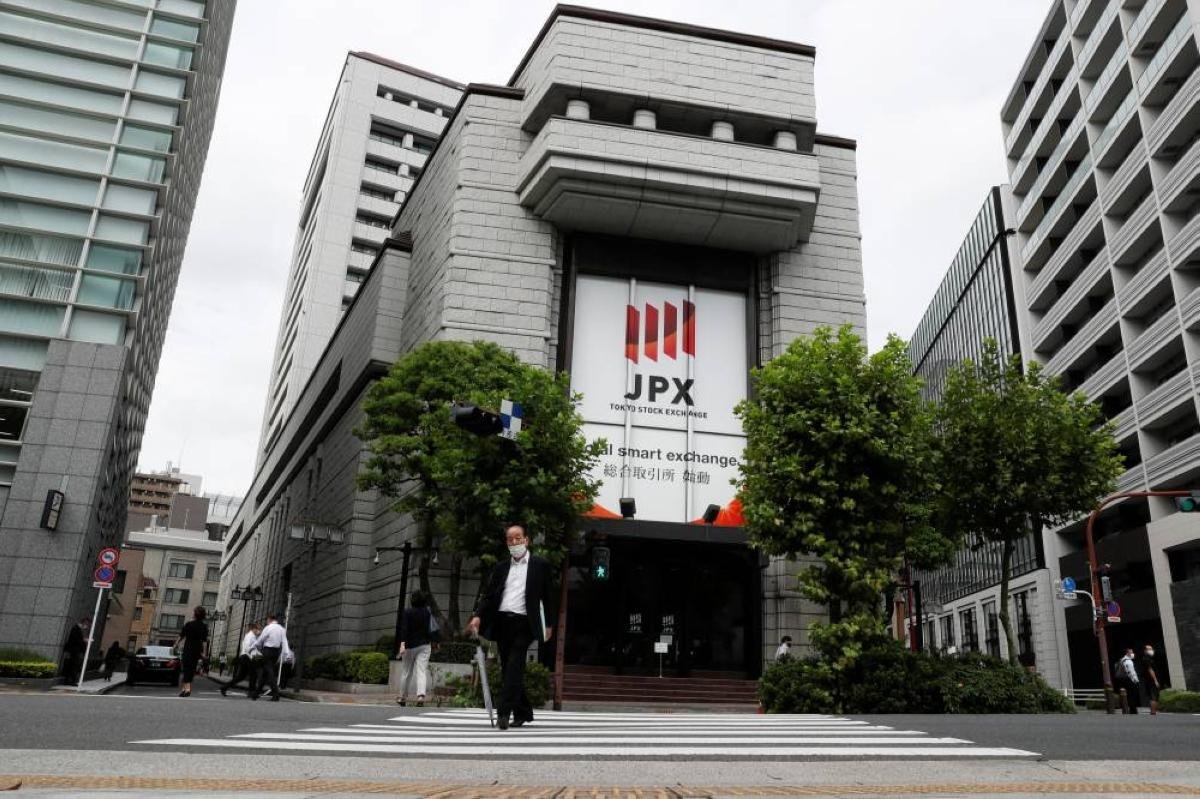 Most Asian markets drop as Mid...