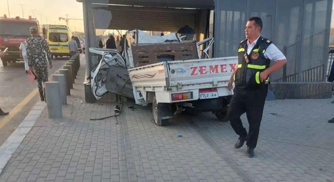 مصرع شخصين وإصابة  3 آخرين في حادث سيارة نقل أمام محطة مترو المتحف الكبير