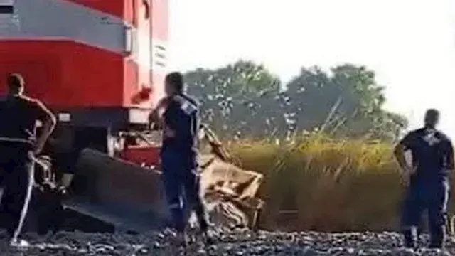 اصطدام قطار بلودر أثناء عبوره...