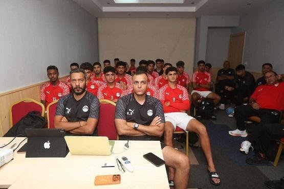 الجهاز الفني لمنتخب الشباب يلقي محاضرة تحفيزية على اللاعبين