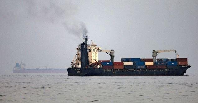 مقذوفات مجهولة تصيب سفينتين لسنغافورة في مضيق هرمز وغرق إحداهما