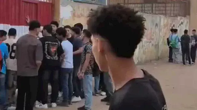 "شعر طويل وزي مخالف".. مدرسة ب...