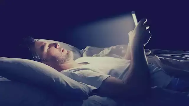 لماذا نفعل هذه الأشياء دون تفكير؟.. 8 تصرفات نكررها يوميًا