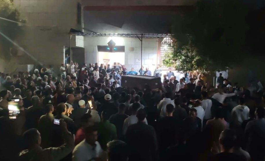 صرخات ودموع في تشييع 10 جثامين من ضحايا حادث الطريق الأوسطي بالفيوم