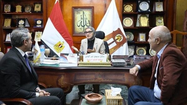 محافظ الوادي الجديد تبحث مع وفد جهاز شئون البيئة دعم أداء الفرع الإقليمي وتعزيز جهود حماية البيئة