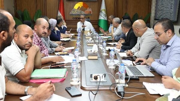 محافظ الجيزة يتابع موقف تقنين أراضي الدولة بمراكز ومدن الصف وأطفيح والبدرشين والعياط