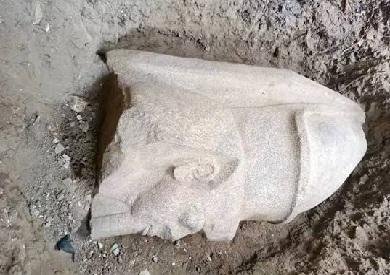 أمين الأعلى للآثار: الكشف الأثري بـ«بهبيت» الحجارة محير وغريب.. ونقل تمثالي رمسيس للمتحف المصري